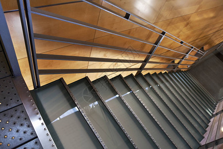 建筑物内的楼梯和金属扶手图片
