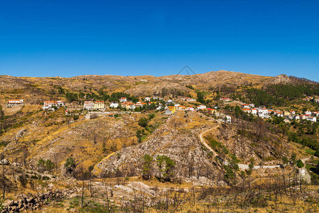 葡萄牙山区有石块的山丘图片