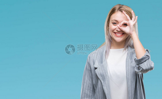 年轻的金发女商人穿着夹克在孤立的背景下做着很好的手势图片