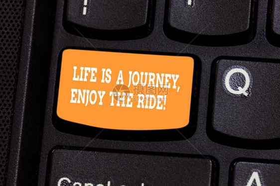 手写文字生活是一段旅程享受旅程概念意义享受每天发生的事情键盘意图创建计算机消息图片