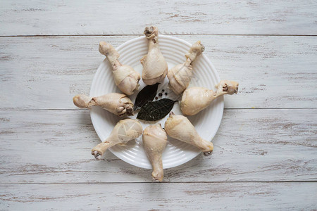 木桌上的煮鸡大腿顶视图图片