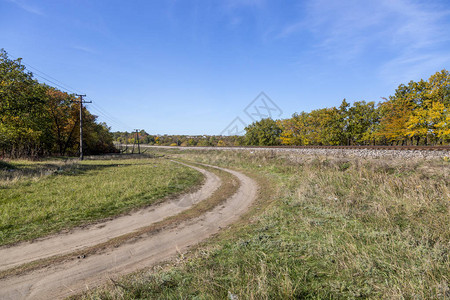 铁路和乡村公路的秋季景观图片