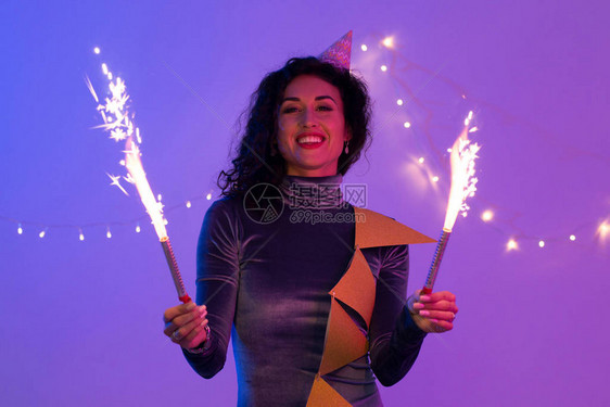 女人拿着节日燃烧的烟火玩得开心新年图片