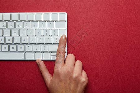 红色背景的计算机键盘上女按键图片