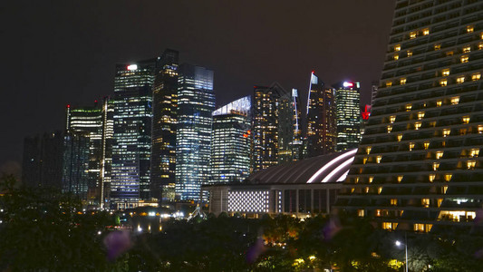 演唱会灯光夜间新加坡城市天际线的电影景观背景