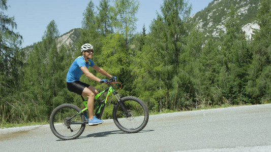 年轻男骑着凉爽的电动自行车背景图片