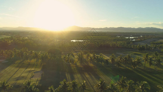 田园诗般的夏日傍晚阳光照耀在荒凉的热带岛屿上的豪华高尔夫球场上图片