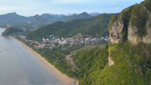 其景象令人惊叹的平静海洋仍然隐藏在美丽的热图片