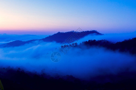 泰国北部日出时云莱景点山丘和图片