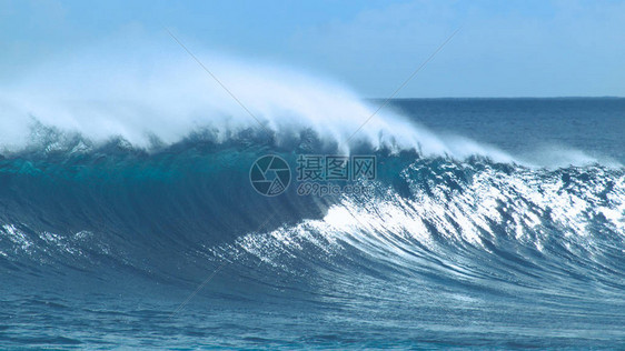 复活节岛附近的明夏日阳光下大型卷轴海浪闪烁图片