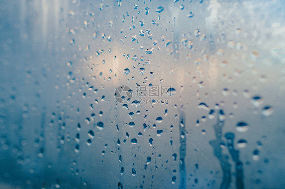 冬季湿度强窗户上的家庭冷凝液下水玻图片