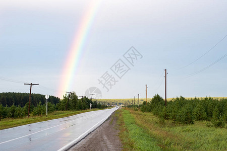 路边有一片彩虹图片