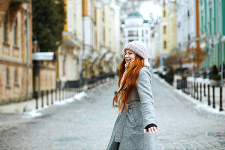 穿着时髦的冬装在城市里走来去到处转动的图片