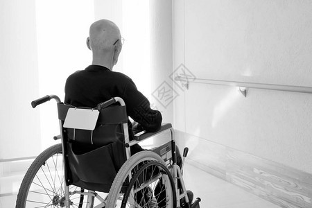 医院轮椅上老人或老人的背影图片