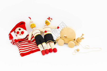 白色背景上有趣的老式儿童玩具的前视图品种包括一个小丑一个男娃一个女娃图片