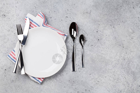 桌面设置空盘子刀子叉子勺子和餐巾纸具有复制空间的图片