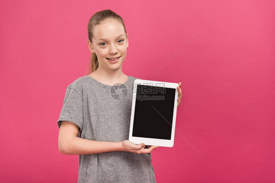 可爱的小孩展示数字平板电脑图片