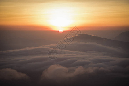 有雾的风景早晨美丽的日出薄雾覆盖山背景森林山雾流与风图片