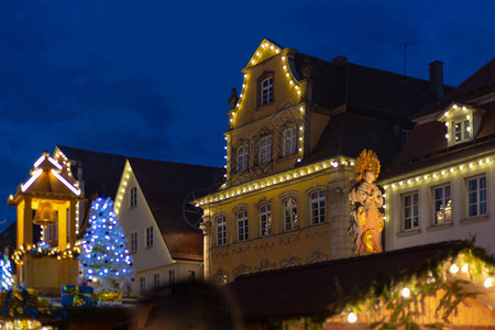 圣诞市场观光灯和细节如彩色灯具图片