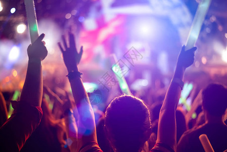 摇滚音乐会派对活动音乐节和灯光舞台概念青年和粉丝俱乐部的概念人和生活方式的主题现场图片