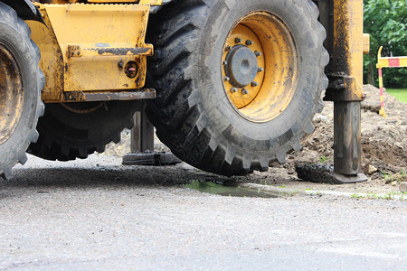 支持移动式拖拉机在消除事故后用水管挖掘沟渠的拖拉机图片