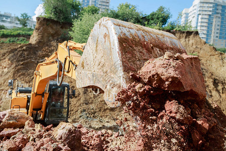 挖土机在建筑工地施工图片