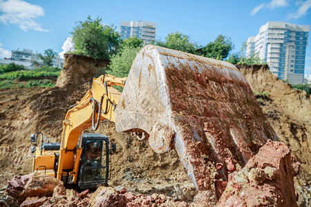 挖土机在建筑工地施工图片