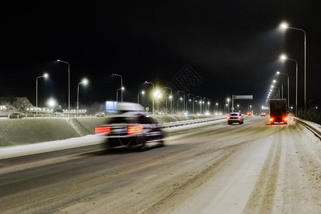 冬季积雪覆盖道路的风景和图片