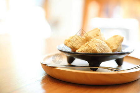 木桌上的芥末麻糬日本甜点图片
