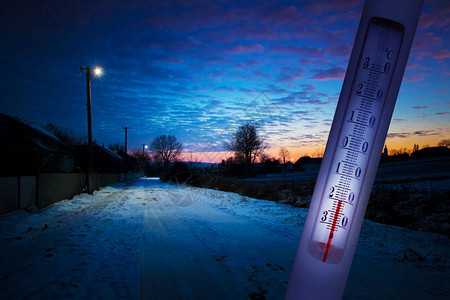 温度计显示负20摄氏度冬天晚上降低温度寒图片