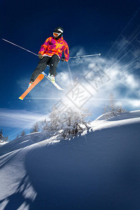 在阳光下跳台滑雪图片