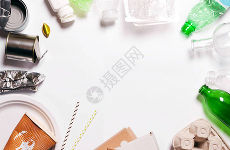 白色背景上的家庭垃圾分类塑料聚乙烯纸板纸张玻璃的概念环图片