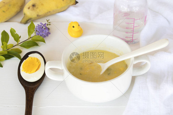 混合米粥和煮蛋黄健康食品保健婴儿吃早图片