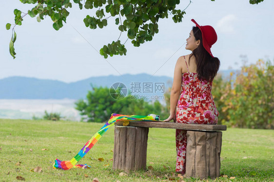 快乐的女士穿着红礼服和风筝图片