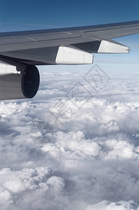空中机翼在美丽的白云上带图片