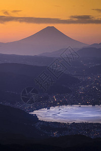 与诹访湖日出高保地的空中富士山图片