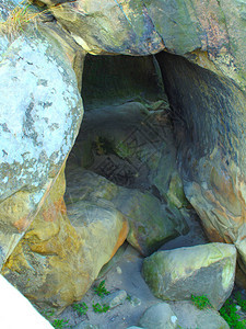 岩洞入口古宅背景图片