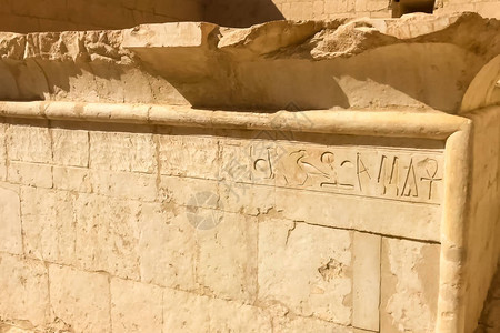 墙壁和柱子上的埃及象形文字和图画图片