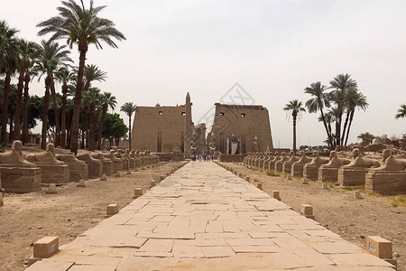 古埃及巨石的建筑物和柱子古图片