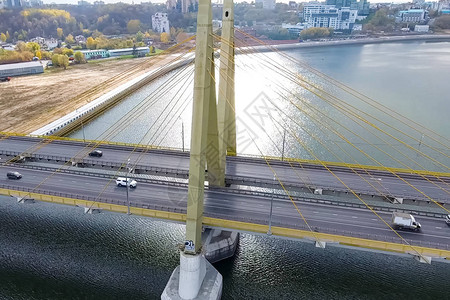 河上的美丽桥梁电缆上的桥就是道路图片