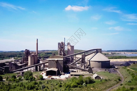 大型水泥厂在工厂中生产工业规模的水泥背景图片