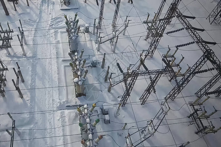 冬天在雪地里的变电站高压线图片