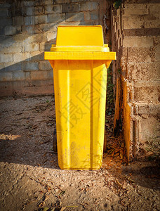 黄色垃圾箱旧的黄回图片