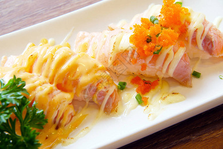 寿司三文鱼受欢迎的日本料理图片