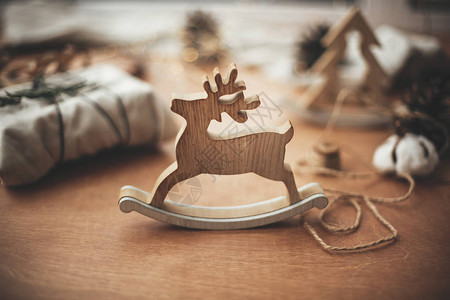 质朴的驯鹿圣诞玩具放在木桌上图片