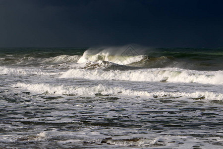 以色列北部地中海的风暴和狂风图片