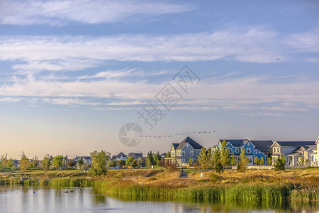 Oquirrh湖上空的多云天空湖的壮丽景色图片