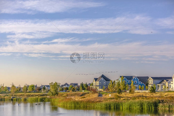 Oquirrh湖上空的多云天空湖的壮丽景色图片