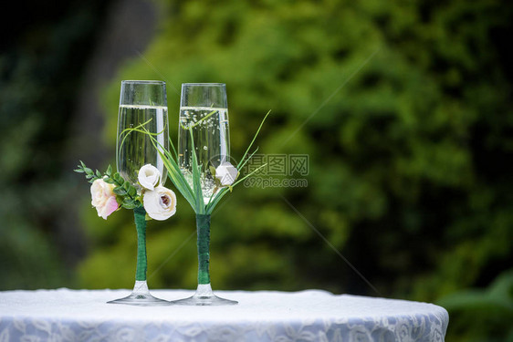 在婚礼仪式上把香槟杯装饰图片