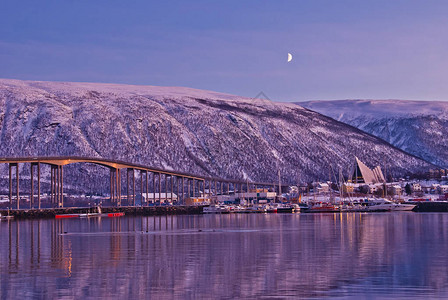 挪威北冰洋城市特罗姆索有桥梁和图片